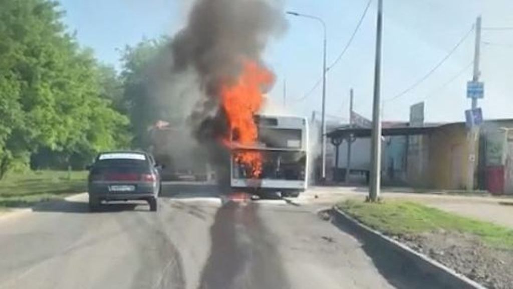 В Ростове сгорел пассажирский автобус