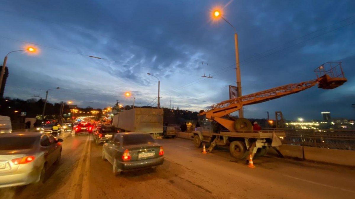 Следственный комитет Ростова-на-Дону начал проверку после падения двух рабочих с моста