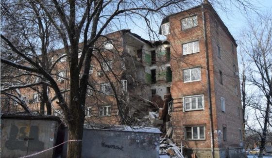 В Ростове жильцов рухнувшего дома переселили в квартиры с плесенью