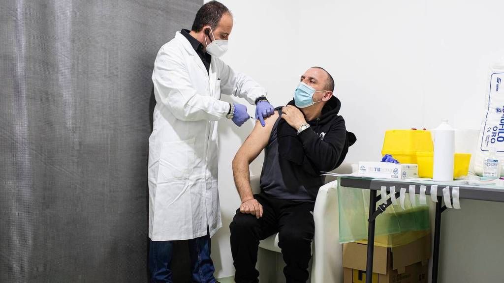 В Ростов привезли 13 тысяч доз разных вакцин от коронавируса