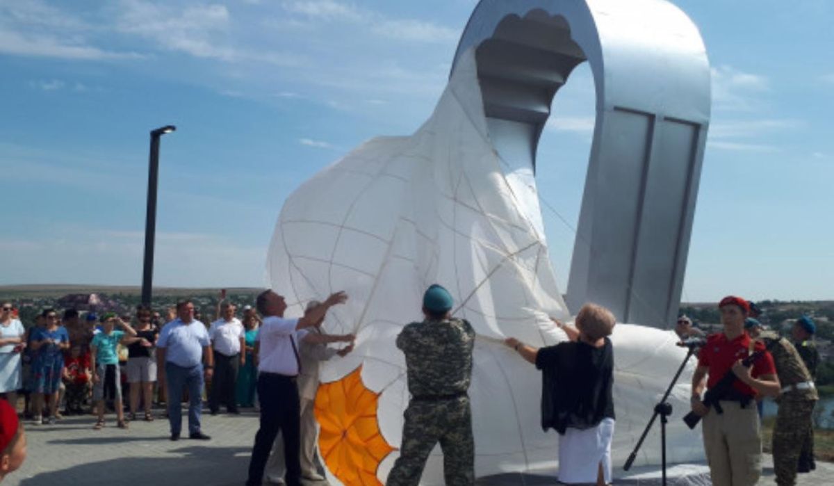 В Ростовской области открыли памятник «крылатой пехоте» 