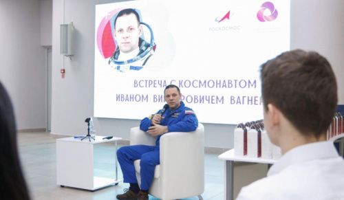 В Ростове урок мира для школьников и детей из Донбасса провёл космонавт