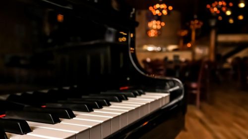 Ростовскому победителю международного конкурса пианистов власть города купила квартиру для рояля