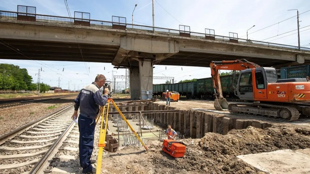 Движение транспорта по мосту на Малиновского будет восстановлено в конце апреля