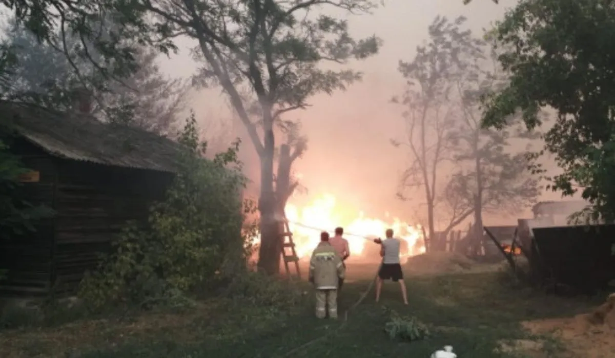 В Ростовской области 500 человек пытаются потушить пожар 